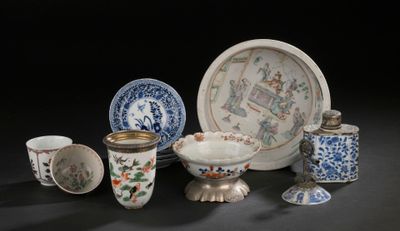 de nombreux types de vases et d'assiettes sur la table