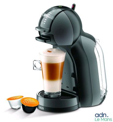 une image d'une machine à café avec une tasse de café à côté d'elle
