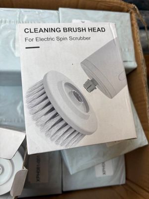 une boîte de brosses de nettoyage et une boîte de chiffons de nettoyage