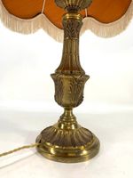 Lampe en bronze doré à décor de godrons et de feuillages. (photo 2)
