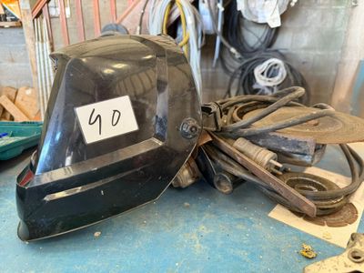 un casque posé sur une table dans un garage