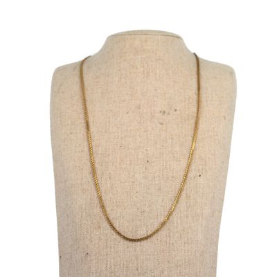 un collier à chaîne en or sur un mannequin mannequin mannequin mannequin mannequin mannequin mannequin mannequin mannequin mannequin