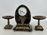trois objets d'art, dont une horloge et un bougeoir