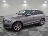 une photo d'un SUV Audi argenté garé dans un garage