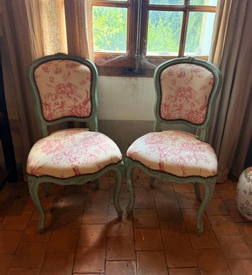 deux chaises placées l'une à côté de l'autre devant une fenêtre