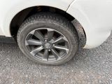 un gros plan sur un pneu d'une voiture blanche