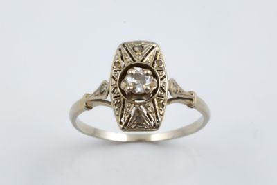 gros plan d'une bague en diamant sur fond blanc