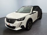 Un SUV blanc est garé dans une pièce au sol noir.