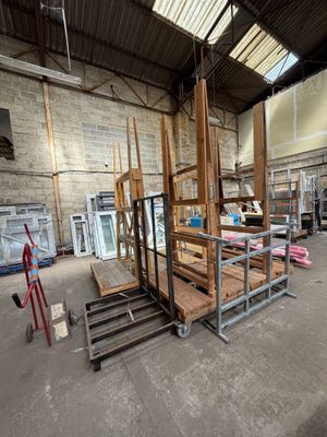 une grande pièce contenant de nombreux meubles en bois