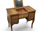 un petit bureau en bois surmonté d'un miroir
