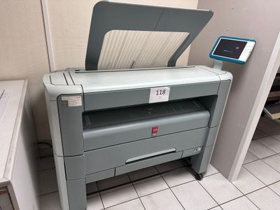 une imprimante posée sur une table dans une pièce