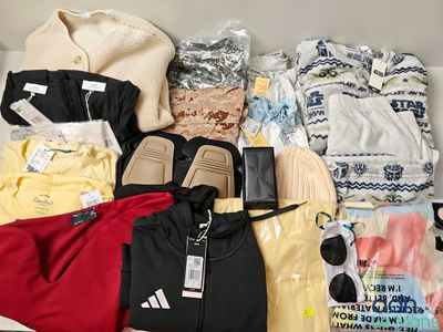 une boîte pleine de vêtements posée sur le sol