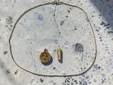 une photo montrant un collier et une balle par terre