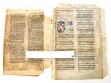 un livre ouvert dont deux pages sont visibles, avec un stylo posé dessus