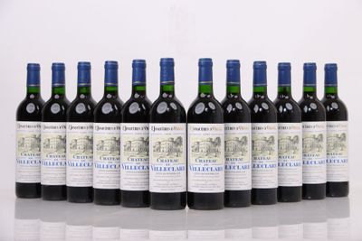 six bouteilles de vin rouge alignées sur une table