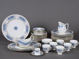 beaucoup d'assiettes, de tasses et de soucoupes bleues et blanches