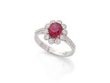 une bague en rubis et diamants