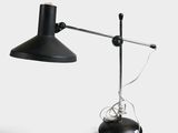 une photo d'une lampe de bureau surmontée d'un abat-jour noir