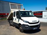 un camion blanc garé devant un bâtiment