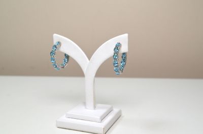 Une paire de boucles d'oreilles style créoles, en argent, se…