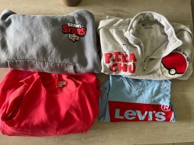 une pile de t-shirts posée sur une table