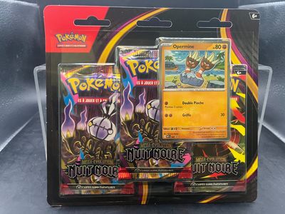 un gros plan sur deux paquets de cartes Pokémon posés sur une table