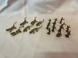 de nombreuses figurines posées sur un drap blanc