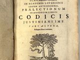un livre ouvert sur lequel figurent l'image d'un éléphant et d'un arbre