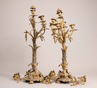paire de candélabres anciens en laiton avec fleurs et feuilles