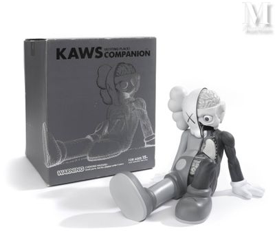 une photo en noir et blanc d'une figurine Kaws Companion
