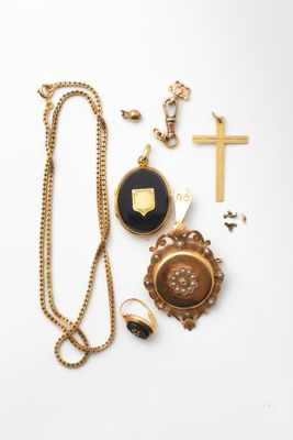 un assortiment de bijoux en or, comprenant notamment une croix, un pendentif et un collier