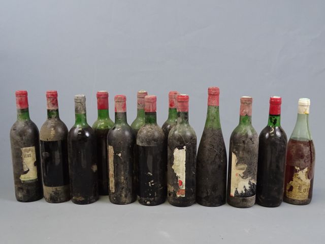  13 bouteilles sans étiquettes ou non identifiables