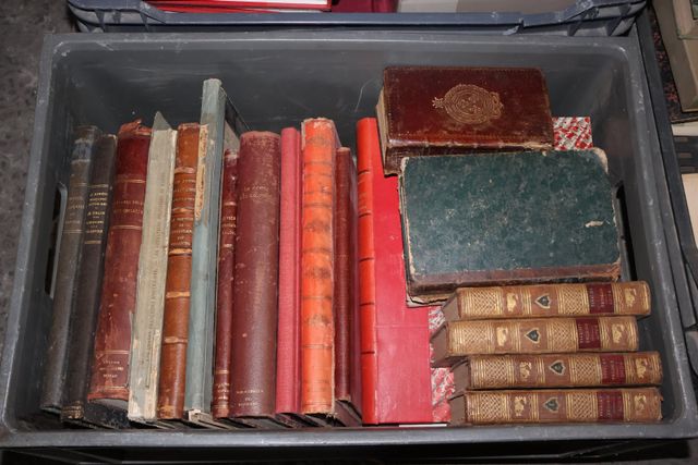 Lot de 2 caisses dont la biographie universelle ou dictionnaire h...