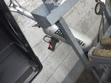 une machine posée sur une table dans un garage