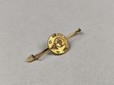 une broche plaquée or sur laquelle est représenté un lion