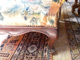 une chaise posée sur un tapis au sol