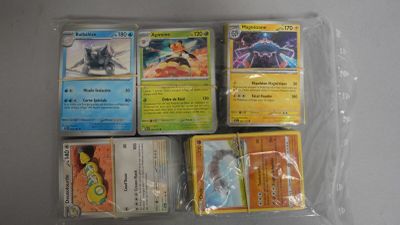 il y a beaucoup de cartes Pokémon dans le sac posé sur la table