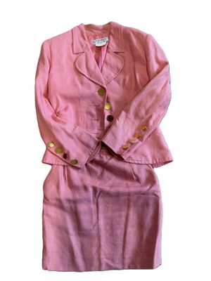 un tailleur-jupe rose sur fond blanc, avec un fond blanc