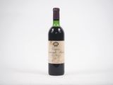 une bouteille de vin posée sur une table