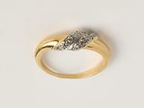 gros plan d'une bague en or ornée de deux diamants