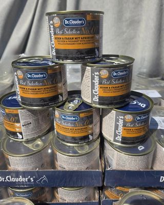 de nombreuses boîtes de conserve empilées les unes sur les autres