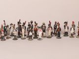 tout un tas de figurines alignées sur une table