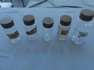 cinq petites bouteilles d'eau posées sur une table