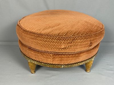 un petit tabouret surmonté d'un panier
