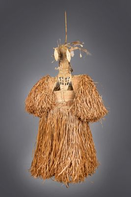 une photo d'une robe en paille suspendue à une corde