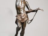 statue en bronze représentant un homme tenant un arc et une flèche, posée sur un socle en marbre