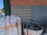un grand sac rempli de pneus posé à côté d'une camionnette blanche