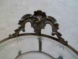 une horloge posée sur un support au sol