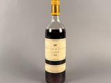 la bouteille de vin est vide sur la table