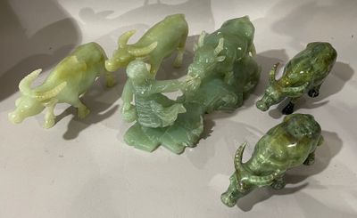 un grand nombre de figurines posées sur une table